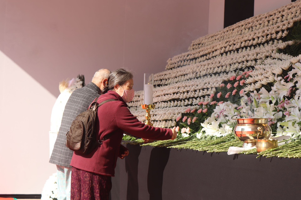 韩国民众在首尔广场悼念踩踏事故遇难者